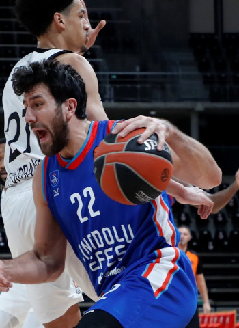 Micic lidera las buenas sensaciones del Anadolu Efes (80-102)