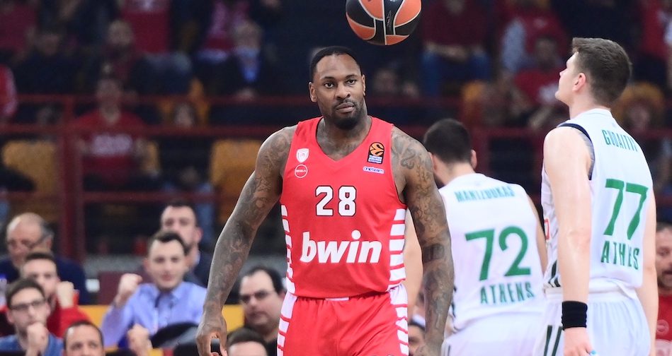 Olympiacos se lleva el derbi griego y se afianza en el liderato, 81-73