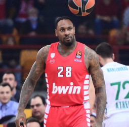 Olympiacos se lleva el derbi griego y se afianza en el liderato, 81-73