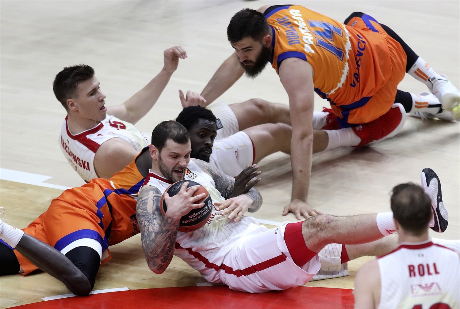 Triple sobre la bocina para caer en la prórroga (71-73)