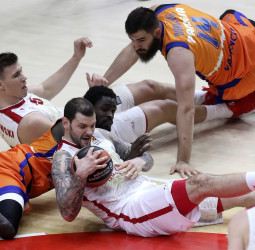Triple sobre la bocina para caer en la prórroga (71-73)