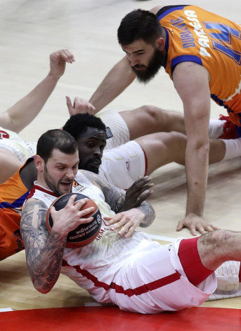 Triple sobre la bocina para caer en la prórroga (71-73)
