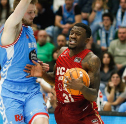 El UCAM Murcia, liderado por Ennis, asalta la pista del Río Breogán (70-86)