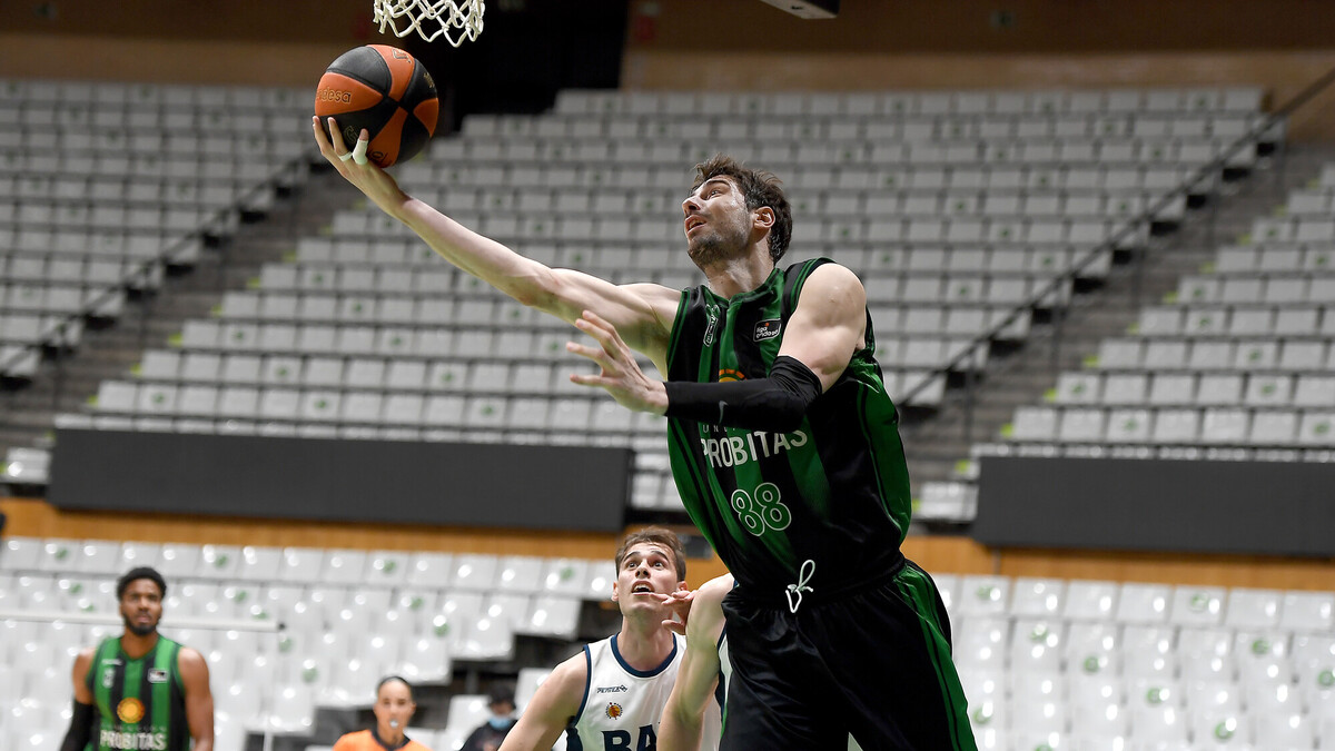 Joventut arrasa al BAXI Manresa y pone pie y medio en el Playoff (96-68)