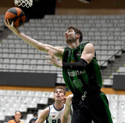 Joventut arrasa al BAXI Manresa y pone pie y medio en el Playoff (96-68)