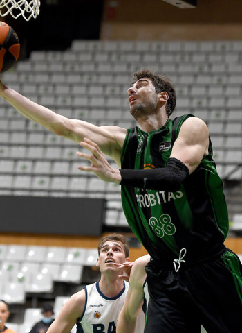 Joventut arrasa al BAXI Manresa y pone pie y medio en el Playoff (96-68)