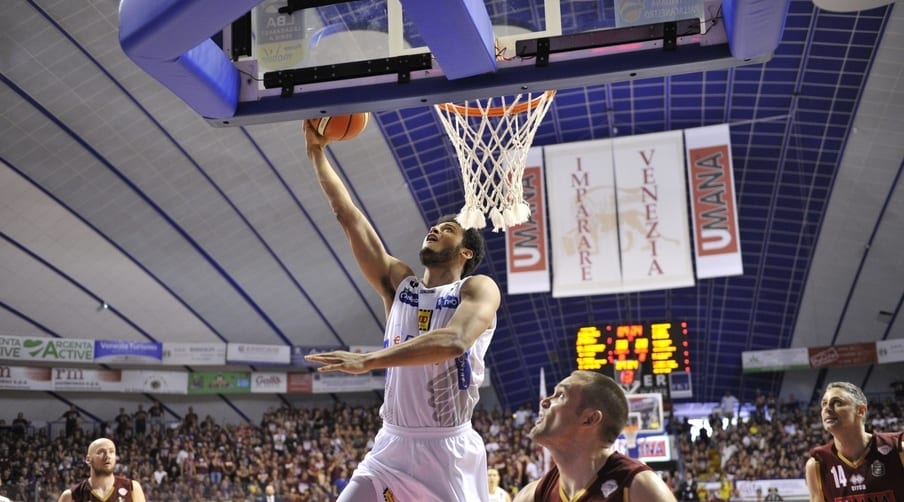 [3-2] Venezia toma ventaja gracias a un triple final de Bramos (65-63)