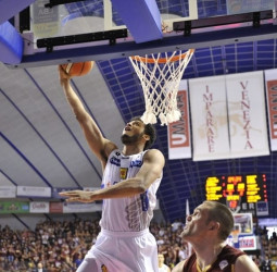 [3-2] Venezia toma ventaja gracias a un triple final de Bramos (65-63)