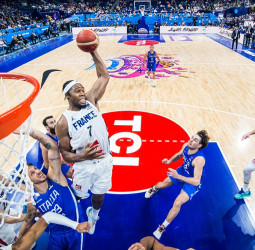 Francia sobrevive a otra prórroga para seguir en la carrera por el título (93-85)
