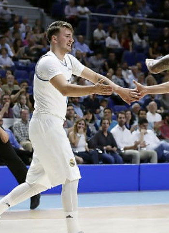 Triple-doble de Doncic en la victoria ante el Betis (104-89)
