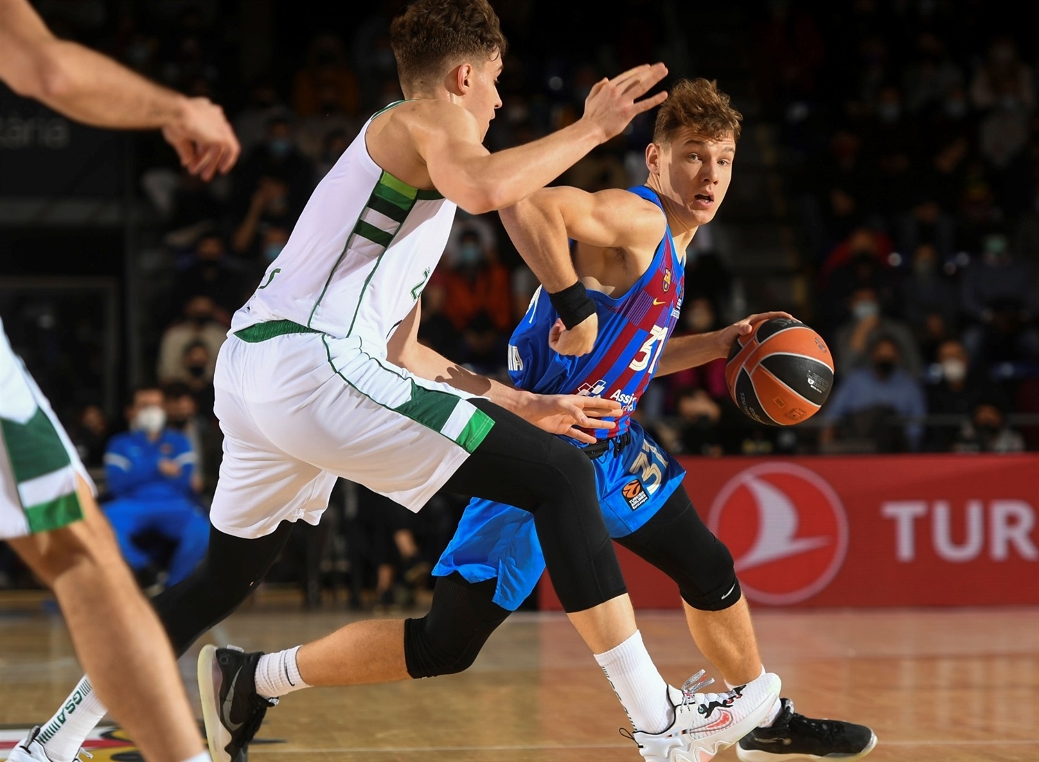 El juego coral del Barça derrota a un inofensivo Zalgiris (96-73)