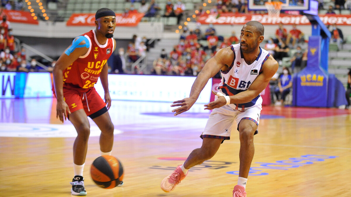 UCAM Murcia sabe sufrir ante Bitci Baskonia y se mantiene tercero (80-79)