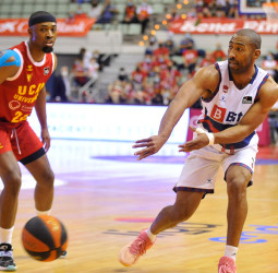 UCAM Murcia sabe sufrir ante Bitci Baskonia y se mantiene tercero (80-79)