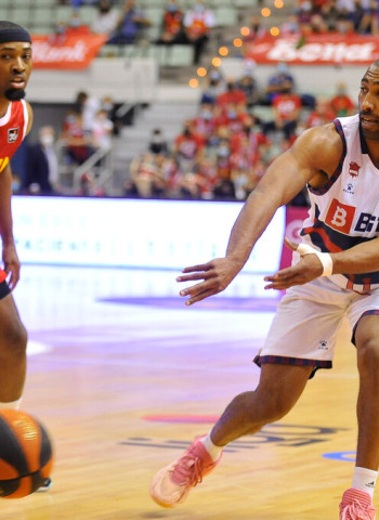 UCAM Murcia sabe sufrir ante Bitci Baskonia y se mantiene tercero (80-79)