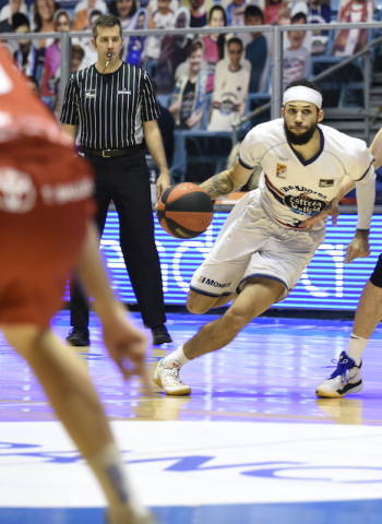 Kassius Robertson sufre una fuerte contusión muscular en el cuádriceps derecho