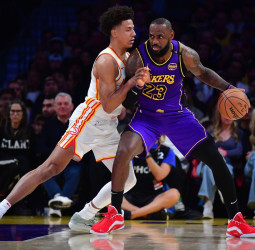 Un motivado LeBron lidera a los Lakers ante los Hawks, 102-119