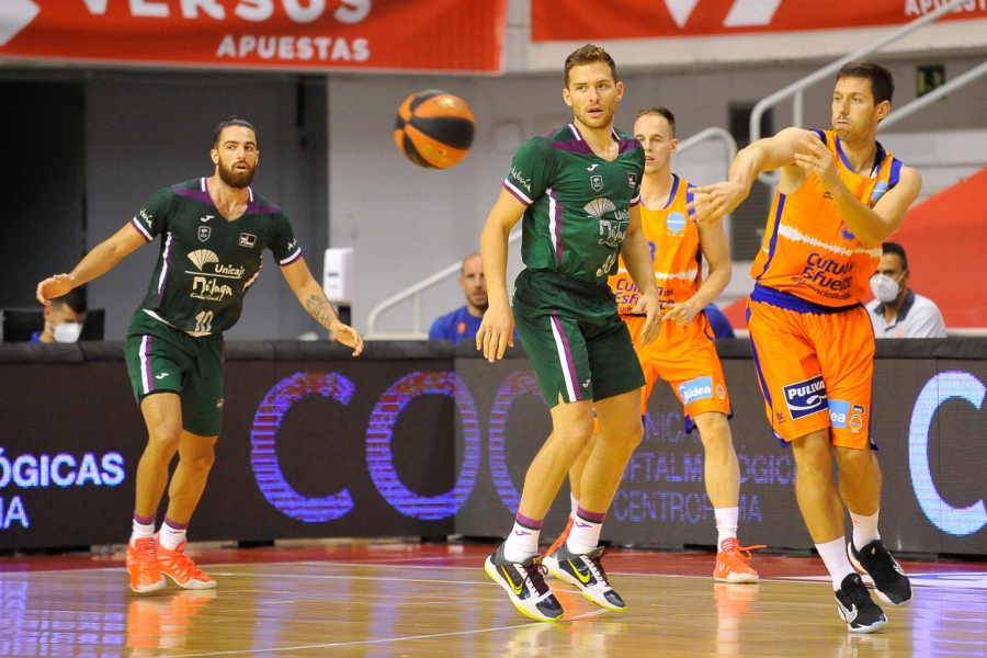 Segundo triunfo taronja de la pretemporada ante Unicaja en Murcia (75-90)