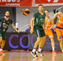 Segundo triunfo taronja de la pretemporada ante Unicaja en Murcia (75-90)