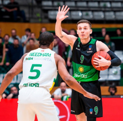 Triunfo trabajadísimo en el último segundo, 83-82