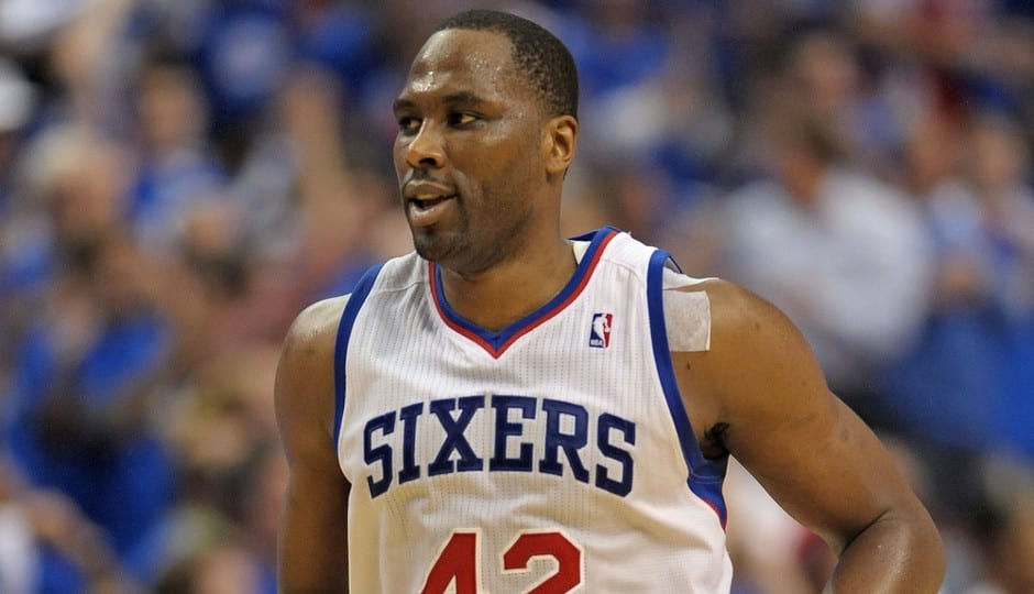 Elton Brand seguirá una temporada más en los Sixers