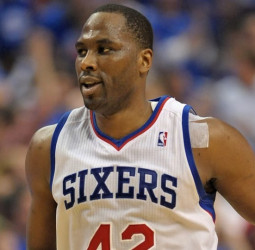 Elton Brand seguirá una temporada más en los Sixers