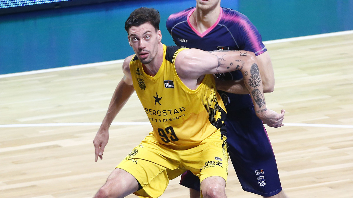 Álex Suárez seguirá en el Iberostar Tenerife hasta final de temporada