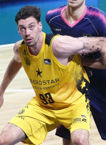 Álex Suárez seguirá en el Iberostar Tenerife hasta final de temporada