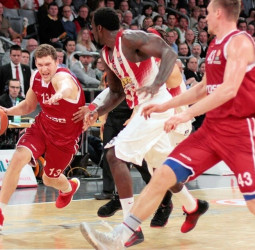 El Brose Baskets se agarra a sus opciones de playoff (72-71)