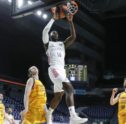 Un vendaval blanco de principio a fin para pone el 1-0 en la serie (103-79)