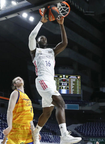 Un vendaval blanco de principio a fin para pone el 1-0 en la serie (103-79)