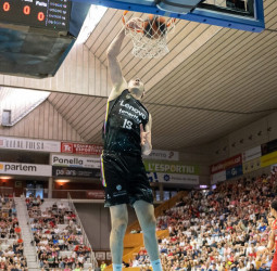 Lenovo Tenerife gana y sigue en la lucha por la cuarta plaza (72-88)