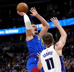 Quinto triple-doble consecutivo de Jokic para superar a los Kings, 132-123