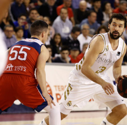 El Real Madrid vence en Manresa y sigue líder (75-80)