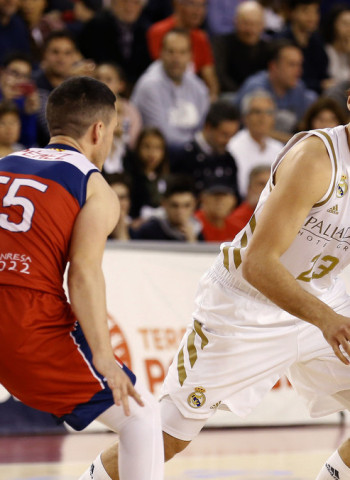 El Real Madrid vence en Manresa y sigue líder (75-80)