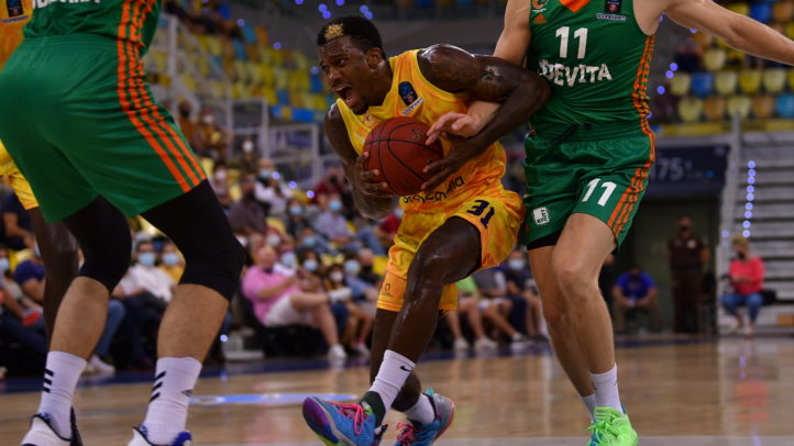 Al Gran Canaria le sale cruz en el debut europeo (77-79)