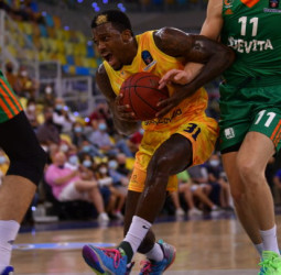 Al Gran Canaria le sale cruz en el debut europeo (77-79)