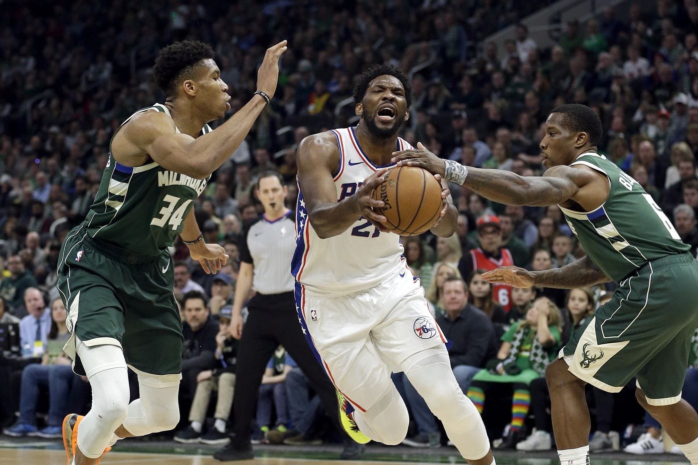 Sideral duelo entre Embiid y Antetokounmpo, Hezonja tapona la victoria de Lakers