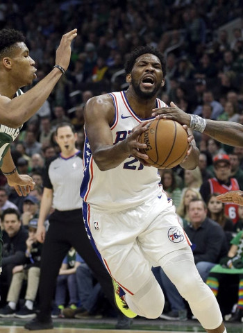 Sideral duelo entre Embiid y Antetokounmpo, Hezonja tapona la victoria de Lakers