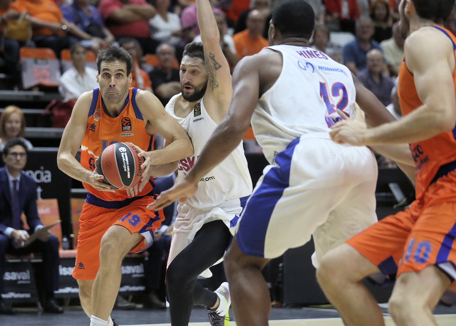 Valencia Basket cae ante el campeón en el estreno en la Euroleague (71-96)