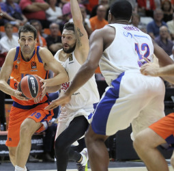Valencia Basket cae ante el campeón en el estreno en la Euroleague (71-96)