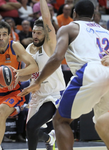 Valencia Basket cae ante el campeón en el estreno en la Euroleague (71-96)
