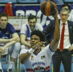 El Baskonia no pierde de vista a Steven Enoch