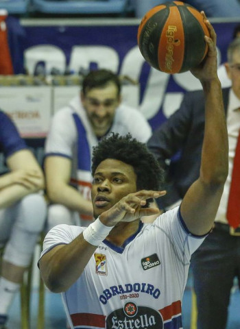 El Baskonia no pierde de vista a Steven Enoch