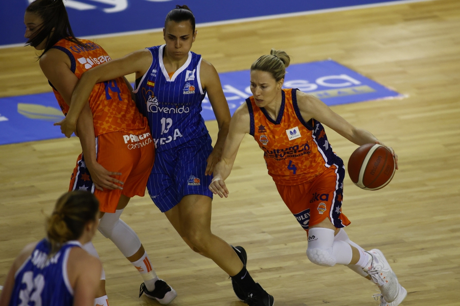 Un heroico Valencia Basket remonta para golpear primero tras una nueva prórroga (64-67)