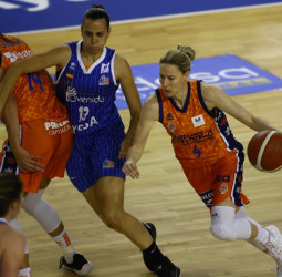 Un heroico Valencia Basket remonta para golpear primero tras una nueva prórroga (64-67)