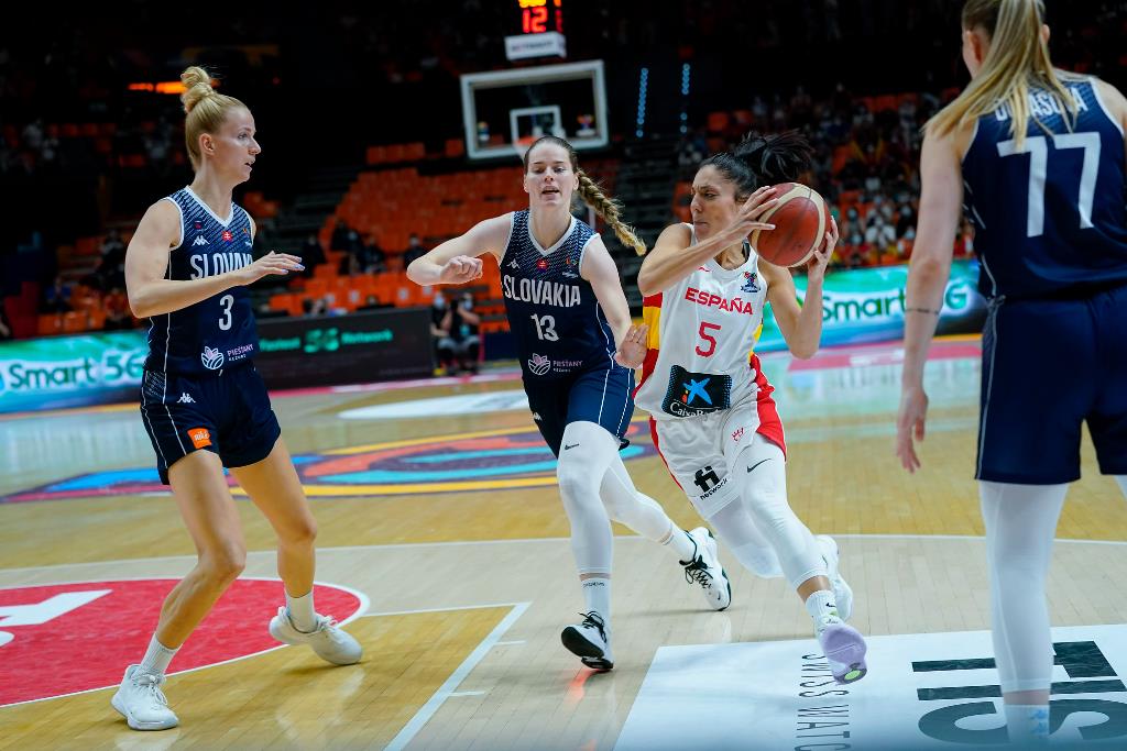 España vence a Eslovaquia y jugará los octavos contra Montenegro este lunes