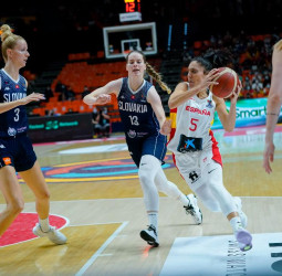 España vence a Eslovaquia y jugará los octavos contra Montenegro este lunes
