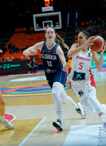 España vence a Eslovaquia y jugará los octavos contra Montenegro este lunes
