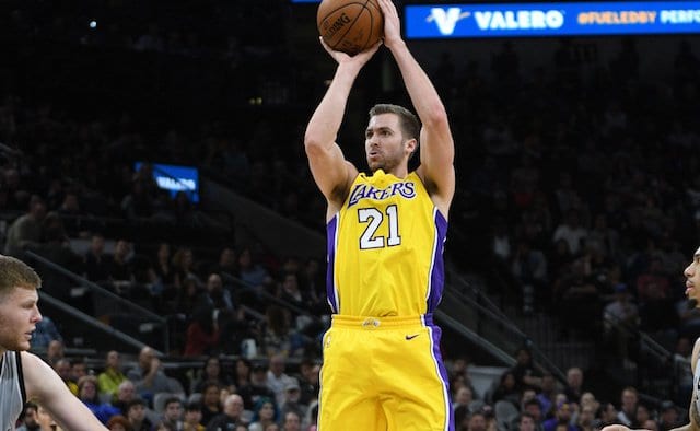 Travis Wear jugará en los Lakers hasta final de temporada