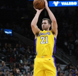 Travis Wear jugará en los Lakers hasta final de temporada